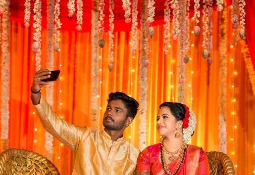 સેમસને કહ્યું કે, અમે ખુશ છીએ કે અમને બંન્ને પરિવારના સભ્યોની શુભકામનાઓ મળી છે. સેમસન ખ્રિસ્તી છે અને તેની પત્ની ચારુ હિંદુ છે. સંજૂ સેમસને પારંપરિક કપડા પીળો કુર્તો અને ધોતી પહેરી હતી. જ્યારે ચારુલત્તાએ સાડી પહેરી હતી. બંન્ને એકબીજાને માર ઇવાનિઓસ કોલેજના દિવસોથી ઓળખે છે. હાલમાં ચારુ પોસ્ટ ગેજ્યુએટ્સનો અભ્યાસ કરી રહી છે.