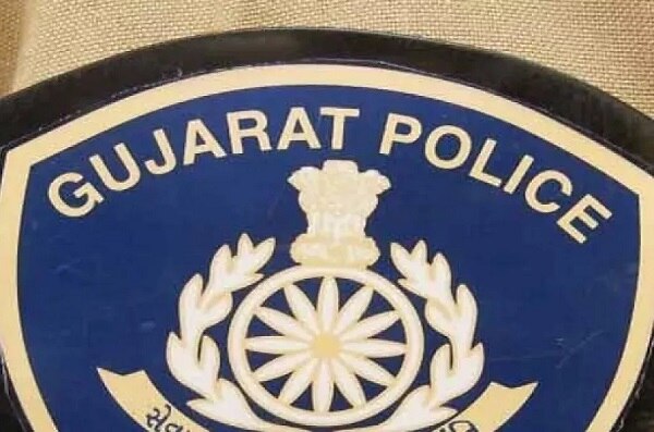 દીકરા સામે પતિએ કરેલી મારઝુડ વિશે મહિલાએ માતા-પિતાને જાણ કરતાં તેમની સંમતિથી પતિ સામે પોલીસ ફરિયાદ નોંધાવવામાં આવી હતી. ચાંદખેડા ટીપી-44 ઓમકાર સ્ટ્રીટમાં રહેતા પ્રિયંકાના લગ્ન 2003માં ચાંદખેડા શ્રીનાથ બંગલોઝની પાસે આવેલાં સ્વર્ણ વિલામાં રહેતા ધરમસિંહ પ્રભુસિંહ રાજપૂત સાથે થયા હતા.