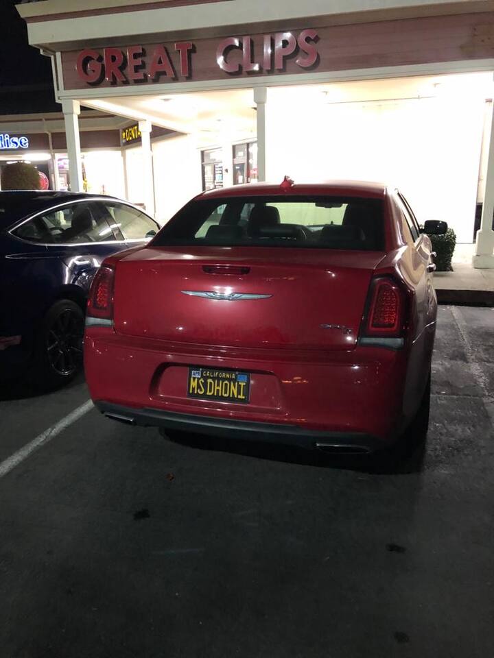 નવી દિલ્હી: ટીમ ઇન્ડિયાના પૂર્વ કેપ્ટન મહેન્દ્ર સિંહ ધોની હાલમાં આંતરરાષ્ટ્રીય ક્રિકેટમાંથી વિરામ પર છે. સ્ટાર ક્રિકેટર ધોનીની પ્રશંસકો દુનિયાભરમાં છે. ત્યારે લોસ એન્જિલિસમાં ધોનીના એક ચાહકે પોતાની કારની નંબર પ્લેટ MS Dhoni ના નામની રાખી છે. 
