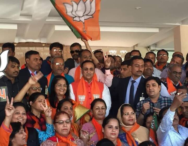 જસદણ વિધાનસભાની પેટા ચૂંટણીમાં ભારતીય જનતા પાર્ટીના ભવ્ય વિજય બાદ પ્રદેશ કાર્યાલય કમલમ્ ખાતે મુખ્યમંત્રી વિજય રૂપાણીની ઉપસ્થિતિમાં વિજયોત્સવનો કાર્યક્રમ યોજાયો હતો. 