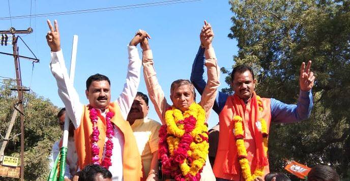 ગાંધીનગરઃ જસદણ વિધાનસભા પેટાચૂંટણીમાં ભાજપના ઉમેદવાર અને મંત્રી કુંવરજી બાવળિયાનો 19985 મતથી વિજય થયો હતો. 19 રાઉન્ડની મતગણતરી બાદ કુંવરજી બાવળિયાને 90268 મત મળ્યા હતા જ્યારે કોગ્રેસના ઉમેદવાર અવસર નાકિયાને 70283 મત મળ્યા હતા. ભાજપ પોતાની જીતને લઇને ગાંધીનગરના કમલમ ખાતે વિજયોત્સવ મનાવ્યો હતો.
