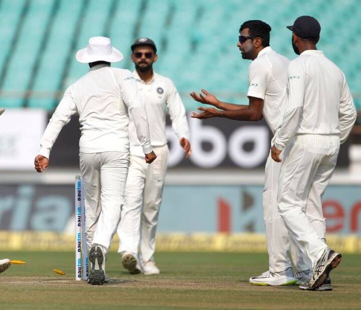 26 ડિસેમ્બરથી શરૂ થતી બોક્સિંગ ડે ટેસ્ટમાં રવિચંદ્રન અશ્વિનનું રમવું શંકાસ્પદ છે. પર્થ ટેસ્ટ પહેલા 32 વર્ષીય અશ્વિનની માંસપેશી ખેંચાઈ ગઈ હતી. હજુ પણ તે આ સમસ્યાથી પીડાઈ રહ્યો છે. જેના કારણે આગામી ટેસ્ટમાં તેનું રમવું નક્કી નથી. કોચ રવિ શાસ્ત્રીએ કહ્યું કે, અશ્વિન રમશે કે નહીં તે આગામી 48 કલાકમાં જ નક્કી થઈ જશે.