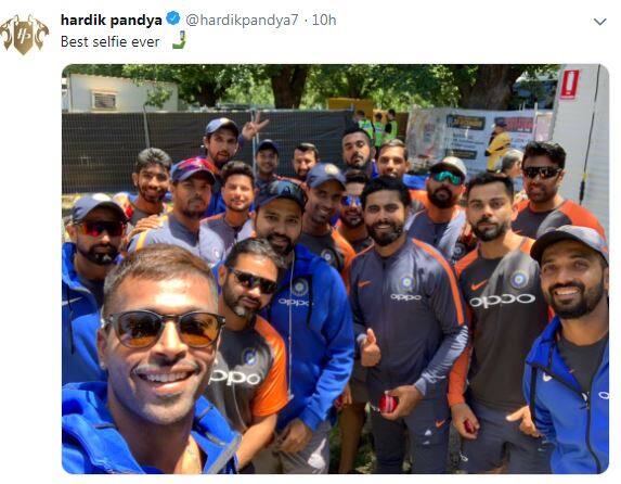 પંડ્યાએ ટ્રેનિંગ સેશન બાદ એક સેલ્ફી શેર કરી અને તેને ભારતીય ક્રિકેટ ટીમના ઈતિહાસની શ્રેષ્ઠ સેલ્ફી ગણાવી હતી. આ ફોટોમાં છેલ્લી બે ટેસ્ટમાં રમનારા લગભગ તમામ ખેલાડી નજરે પડી રહ્યા છે. તસવીરમાં મયંક અગ્રવાલ અને પાર્થિવ પટેલ પણ જોવા મળે છે.