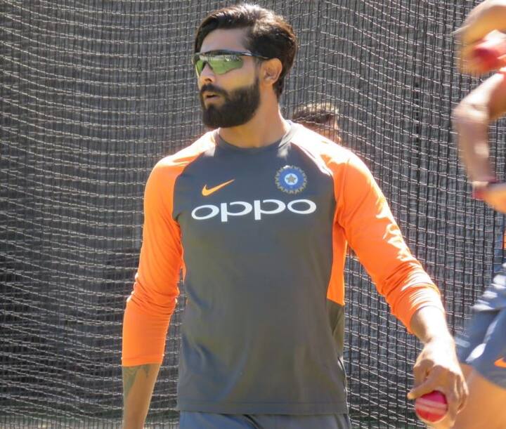 સિડનીઃ ભારત-ઓસ્ટ્રેલિયા વચ્ચે ચાર મેચની સીરિઝની ત્રીજી ટેસ્ટ 26 ડિસેમ્બરથી મેલબોર્નમાં રમાશે. આ પહેલા ભારતીય ટીમ માટે ખરાબ સમાચાર આવી રહ્યા છે. ઈજાના કારણે ભારતના બે દિગ્ગજ ખેલાડીઓ મેચ અને સીરિઝ ગુમાવી શકે છે. પૃથ્વી શૉ ઈજાના કારણે સીરિઝમાંથી બહાર થઈ ગયા બાદ સ્ટાર ઓફ સ્પિનર રવિચંદ્રન અશ્વિન અને રવિન્દ્ર જાડેજા પણ ઈજાગ્રસ્ત થયા છે. ભારતીય ક્રિકેટ ટીમના કોચ રવિ શાસ્ત્રીએ રવિવારે ખુલાસો કર્યો છે કે સીનિયર સ્પિનર રવિન્દ્ર જાડેજા જ્યારે રણજી ટ્રોફીમાં રમી રહ્યો હતો ત્યારે જ તેના ખભામાં દુખાવો હતો અને ઓસ્ટ્રેલિયા પહોંચ્યાના ચાર દિવસ પછી તેને ઇંજેક્શન આપવામાં આવ્યા હતા.