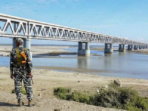 આસામ અને અરૂણાચલ જેવા ચીન નજીકના રાજ્યોનું વ્યૂહાત્મક મહત્વ ધ્યાનમાં રાખીને આ બ્રિજ બનાવવા રૂ.5,800 કરોડનો જંગી ખર્ચ કરવામાં આવ્યો છે. બ્રહ્મપુત્રા નદી પર બનાવાયેલો આ બ્રિજ 42 મજબૂત થાંભલા પર ઊભેલો છે જેના પાયા નદીની અંદર 62 મીટર ઊંડે સુધી નાંખવામાં આવ્યા છે. આ બ્રિજ આઠ રિક્ટર સ્કેલનો ભૂકંપ ઝીલવા પણ સક્ષમ છે.