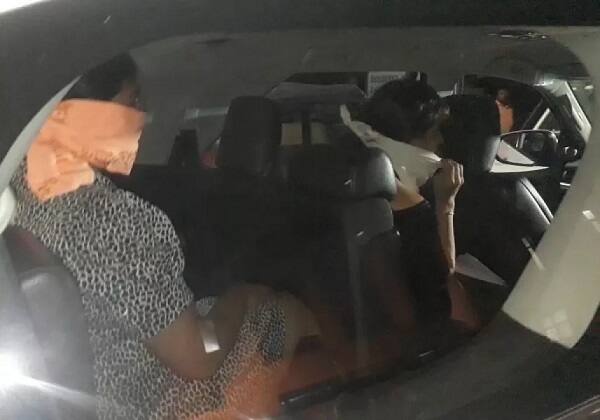 હોટલમાં મહિલાઓની વચ્ચે પડેલી મોંઘીદાટ ઇંગ્લિશ દારૂની બોટલો જોઈ પોલીસ પણ ચોંકી ઉઠી હતી. પોલીસે દારૂના નશામાં ધૂત 21 મહિલાઓની ધરપકડ કરી હતી.