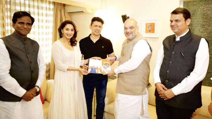 ભાજપ પાર્ટીના એક સૂત્રેએ એક ન્યૂઝ એજન્સીને જણાવ્યું હતું કે, માધુરી દીક્ષિતનું નામ પૂણે લોકસભા બેઠક માટે પસંદ કરવામાં આવ્યું છે. પાર્ટી તેમને 2019ની લોકસભા ચૂંટણીમાં પૂણે બેઠક પરથી ઉમેદવાર બનાવવા પર ગંભીરતાથી વિચારી રહી છે. ભાજપના નેતાએ કહ્યુ કે, પાર્ટી અનેક લોકસભા બેઠકો પર ઉમેદવારોના નામ નક્કી કરવાની પ્રક્રિયામાં છે. 51 વર્ષીય એક્ટ્રેસ માધુરીએ તેજાબ, હમ આપકે હૈ કૌન, દિલ તો પાગલ હૈ, દેવદાસ, સાજન જેવી ફિલ્મોમાં કામ કર્યું છે. 
