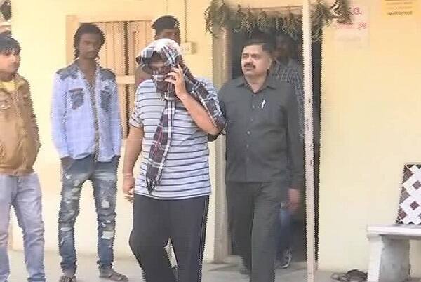 આ ઘટના અંતર્ગત નિલ પરીખ, સૂર્યવિર બન્ના, યશ પરીખ, નિલાન્સ શાહ, મીત સંઘવી, સનપ ચોખાની, હર્ષ શર્મા, લોકેશ મણીલાલ કસોટીયા, રાજેશ બુનકર, પ્રવિણ બુનકર સહિત 12 જણા સામે ફરિયાદ નોંધાઈ છે. પોલીસે નબીરાઓને ઝડપીને આગળની કાર્યવાહી હાથ ધરી છે અને તમામને મેડિકલ ટેસ્ટ માટે લઈ જવામાં આવ્યા હતાં.