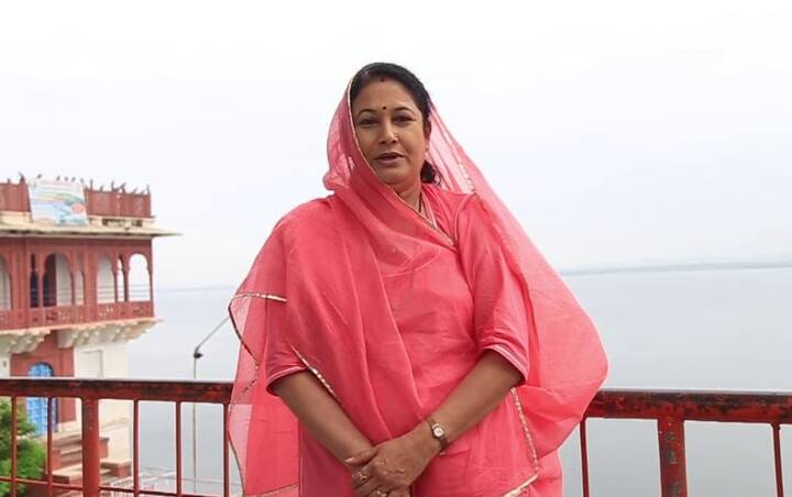 વસુંધરા રાજેના મંત્રીમંડળમાં મહિલા અને બાળ વિકાસ મંત્રી તરીકે અનીતા ભદેલ, શિક્ષા મંત્રી તરીકે કિરણ માહેશ્વરી, પર્યટન મંત્રી તરીકે કૃષ્ણેન્દ્ર કૌર અને રાજ્યમંત્રી તરીકે કમસા મેઘવાલ હતા. જ્યારે ગેહલોત સરકારે આ વખતે માત્ર એક જ મહિલાને મંત્રીમંડળમાં સ્થાન આપ્યું છે.