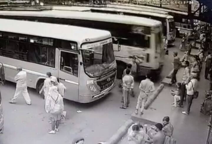 નવસારી: નવસારીમાં બસ ચાલકે ગંભીર અકસ્માત સર્જ્યો હતો. આ અકસ્મતામાં ત્રણ લોકોના મોત થયા છે. જ્યારે અન્ય 6 લોકો ગંભીર રીતે ઘાયલ થયા છે. નવસારીમાં એસટી બસે બસ ડેપોમાં જ અકસ્માત સર્જતા અફરાતફરી મચી ગઈ હતી. સાંજના સમયે મુસાફરો બસની રાહ જોતા હતા તે સમયે અચાનક મોત બનીને આવેલી જીજે18 વાય 6575 નંબરની એસટી બસ અચાનક ધડાકાભેર પ્લેટફોર્મ પર ચઢી ગઈ હતી.