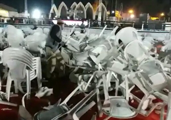 કિંજલ દવેના ચાલુ કાર્યક્રમે કેટલાંક પ્રેક્ષકોએ ખુરશીઓ ઉછાળતાં હોબાળો મચ્યો હતો. પાછળના પ્રેક્ષકો કાર્યક્રમ વખથે છાસવારે ઉભા થતાં હતાં જેના કારણે પાછળ બેસેલા પ્રેક્ષકોને દેખાતું ન હતું જેના કારણે કેટલાંક પ્રેક્ષકોએ ચાલુ કાર્યક્રમમાં ખુરશીઓ ઉછાળી હતી. 