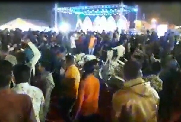 કિંજલ દવેનો કાર્યક્રમ રાખવામાં આવ્યો હતો. ચાલુ કાર્યક્રમમાં જ કેટલાંક પ્રેક્ષકોએ ખુરશી ઉછાળી હતી. કેટલાંક પ્રેક્ષકો ખુરશી ઉછાળતાં હોવાનો વીડિયો સોશિયલ મીડિયામાં વાયરલ થયો છે. 