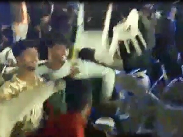 ચાલુ કાર્યક્રમમાં ડાકલાના ગીત પર આવેશમાં આવેલા દર્શકો ભાન ભૂલ્યા હતા. મોટી સંખ્યામાં ખુરશીઓ તોડી ભારે નુકસાન પહોંચાડ્યું હતું. કિંજલ દવે ગુજરાતી ગાયિકા છે જે એના ગીતો ‘ઓ સાયબા...’, ‘ગો ગો મારો ગોમ ધની...’, ‘ચાર બંગડી વાળી ઓડી....’ વગેરેથી યુટ્યુબ પર લોકપ્રિય થઈ છે. 