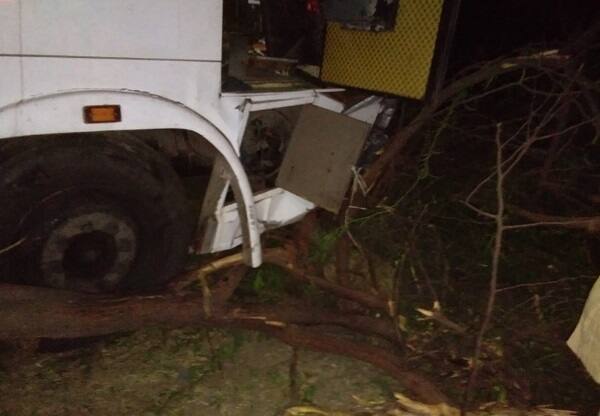 પંચમહાલના ગોધરા પાસે આવેલા પરવડી પાસે બસનો અકસ્માત સર્જાયો હતો. પ્રાથમિક માહિતી પ્રમાણે વળાંકમાં આ બસ સ્પીડમાં હશે તેને લીધે ટર્ન લેતાં સમયે આ ગોઝારો અકસ્માત સર્જાયો હતો. જેમાં ડ્રાઈવરે સ્ટિયરિંગ પરથી કાબૂ ગુમાવતા તે બસ રસ્તાની નીચે ઉતરી ગઈ હતી. બસમાં મુસાફરોને બેસાડવાની કેપિસિટી કરતાં વધારે લોકો બેસાડવામાં આવ્યાં હતાં.