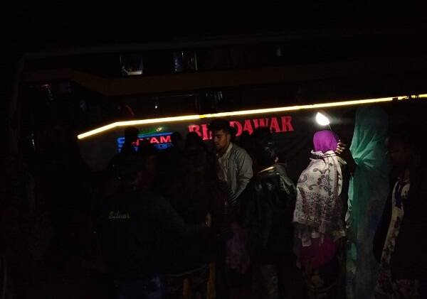 અકસ્માત થતાં જ બસમાં સવાર વિદ્યાર્થીઓએ બૂમાબૂમ કરી મૂકી હતી. અકસ્માત બાદ નજીકના લોકો દોડી આવ્યા હતાં. આ અંગે પોલીસને જાણ કરવામાં આવતાં પોલીસ તાત્કાલિક ઘટનાસ્થળે પહોંચી હતી. તમામ ઈજાગ્રસ્ત વિદ્યાર્થીઓને સારવાર માટે ગોધરાની સિવિલ હોસ્પિટલમાં ખસેડવામાં આવ્યાં છે.