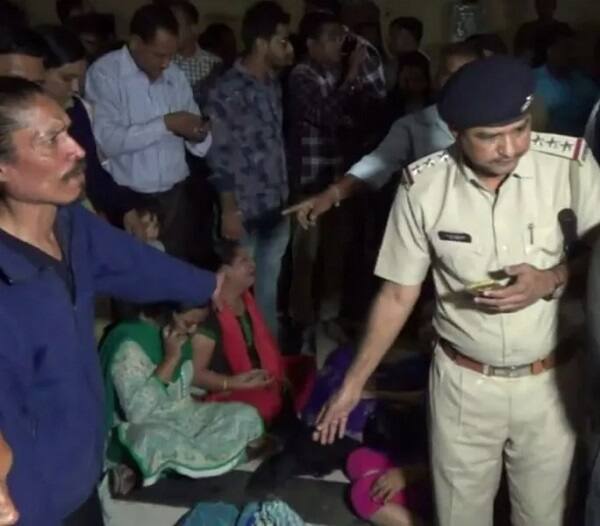 નવસારી એસ.ટી. ડેપોમાં સાંજના સમયે નવસારીથી અમલસાડ નવસારી ઈન્ટરસીટી બસનાં ચાલકે કહેવાતો નશો કરેલી હાલતમાં બસ પર કાબૂ જાળવી ના શકતા બસ પ્લેટફોર્મ નંબર 6 પર દોડી હતી. બસની રાહ જોઈને ત્યાં ઉભા રહેલા મૂસાફરો પર ધસી ગઈ હતી. બસને આવતી જોઈને ત્યાં ઉભેલા મૂસાફરો પોતાનો બચાવ કરવા માટે દોડ્યા હતાં. પરંતુ બે મહિલાઓ અને એક યુવાન પર બસ ચઢી ગઈ હતી જેથી તેઓ કચડાયા હતા. 