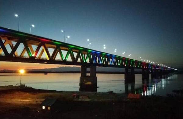 નવી દિલ્હી: વડાપ્રધાન નરેન્દ્ર મોદી 25મી ડિસેમ્બરે એટલે આજે અટલ બિહારી વાજપેયીના જન્મદિને આસામમાં બોગીબીલ બ્રિજ પરથી પસાર થનારી પહેલી પેસેન્જર ટ્રેનને હરી ઝંડી બતાવશે.