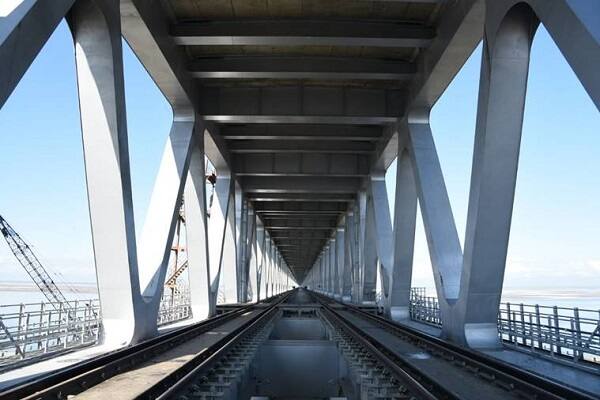 બોલીબીલ બ્રિજની ખાસિયત એ છે કે, તેના પર રેલવે લાઈન અને રસ્તો બંને છે. 4.94 કિલોમીટર લાંબા આ બ્રિજની બંને તરફ વાહનો માટેનો ત્રણ લેન રસ્તો બનાવવામાં આવ્યો છે જ્યારે બ્રિજની નીચેના ભાગમાં બે રેલવે ટ્રેક બનાવવામાં આવ્યા છે. આ બ્રિજ પર ટ્રેનો 100 કિલોમીટર પ્રતિ કલાકની ઝડપે દોડી શકશે.