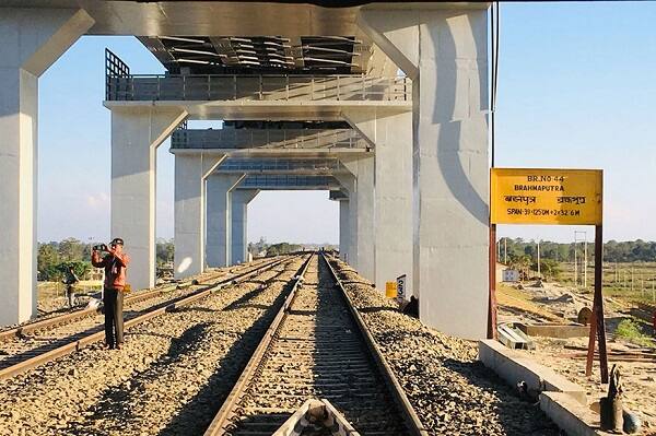 પૂર્વોત્તર રેલવે ફ્રન્ટિયરના પ્રવક્તા નીતિન ભટ્ટાચાર્યે કહ્યું હતું કે, હાલના સમયમાં આ બે સ્થળ વચ્ચેનું અંતર કાપતાં કોઈ પણ રૂટ પર 15થી 20 કલાકનો સમય લાગે છે. જોકે હવે તેમાં સાડા પાંચ કલાક સુધીનો ઘટાડો થશે. બોગીબીલ બ્રિજ નહોતો ત્યારે મુસાફરોએ અનેક ટ્રેન પણ બદલવી પડતી હતી. ચેર કાર ધરાવતી આ ટ્રેનમાં 14 કોચ છે.