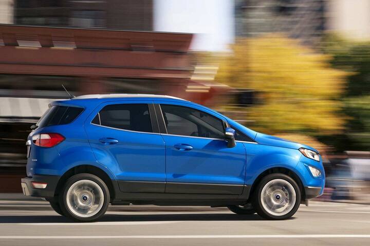 Ecosport: વેરિયન્ટઃ Titanium+, ફ્યૂઅલ ટાઈપઃ પેટ્રોલ, એન્જિન કેપિસીટીઃ 1,497 cc, માઈલેજઃ 14.8 કિલોમીટર પ્રતિલીટર, કિંમતઃ 11.36 લાખ રૂપિયા, રિસેલ વેલ્યૂઃ 5.68 લાખ રૂપિયા (ત્રણ વર્ષ બાદ)