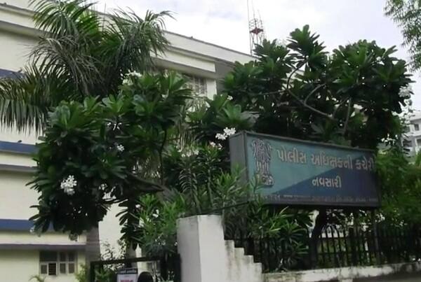 પરંતુ બાકીના રૂપિયા ન આપતાં યુવતીને શારિરીક સંબંધ માટે દબાણ કરવામાં આવતું હતું અને મહિલાએ શારીરિક સંબંધો પણ બાંધ્યા હતાં. તેમ છતાં મહિલાના અશ્લીલ વીડિયો અને ફોટા સોશિયલ મીડિયા પર વાયરલ કરતાં મહિલાએ બીલીમોરા પોલીસ સ્ટેશને ફરિયાદ નોંધાવી હતી.