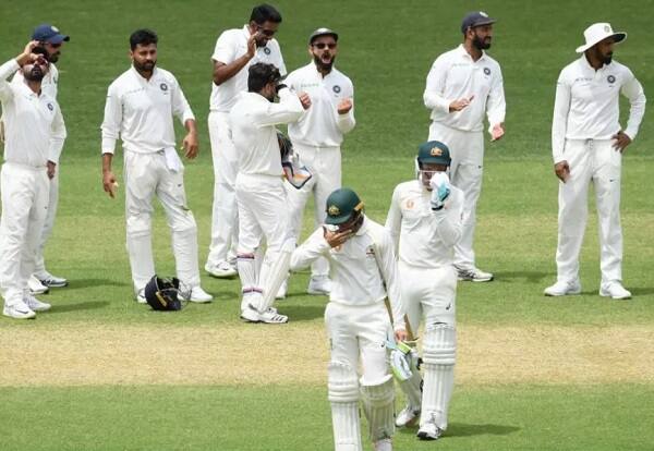 ટીમ ઈન્ડિયા પ્લેઇંગ ઇલેવન- વિરાટ કોહલી (કેપ્ટન), અજિંક્ય રહાણે, હનુમા વિહારી, ચેતેશ્વર પૂજારા, રોહિત શર્મા, રિષભ પંત (વિકેટ કીપર), રવીન્દ્ર જાડેજા, મોહમ્મદ શમી, ઈશાંત શર્મા, જસપ્રીત બુમરાહ