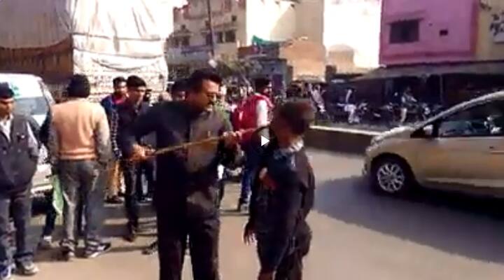 વળી, પોલીસનું કહેવું છે કે દિવ્યાંગ દારુના નશામાં સીએમ યોગી આદિત્યનાથ અને પીએમ નરેન્દ્ર મોદીને ગાળો આપી રહ્યો હતો. બીજીબાજુ અમરોહા અને સંભલે બીજેપીના જિલ્લાધ્યક્ષ મોહમ્મદ મિયા નામના કોઇ વ્યક્તિને પાર્ટીનો નેતા માનવાનો ઇનકાર કરી દીધો હતો. 