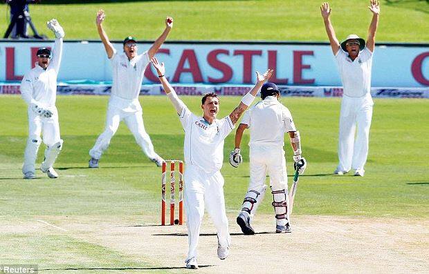 નવી દિલ્હીઃ ઓસ્ટ્રેલિયા સામે રમાઇ રહેલી 4 ટેસ્ટ મેચની શ્રેણીની પ્રથમ બે મેચ બાદ બંને ટીમો 1-1થી બરોબરી પર છે. ક્રિસમસના એક દિવસ બાદ એટલે કે 26 ડિસેમ્બરથી મેલબોર્નમાં ત્રીજી ટેસ્ટનો પ્રારંભ થશે. ક્રિસમસ પછીના દિવસે શરૂ થતી ટેસ્ટને ‘બોક્સિંગ ડે ટેસ્ટ’ તરીકે ઓળખવામાં આવ્યો છે. 