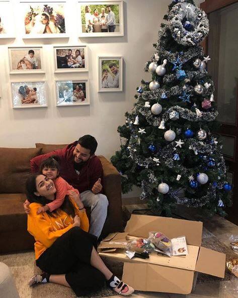 સુરેશ રૈનાએ પત્ની અને પુત્રી સાથે ક્રિસમસની શુભકામના આપતી તસવીર પોસ્ટ કરી છે.
