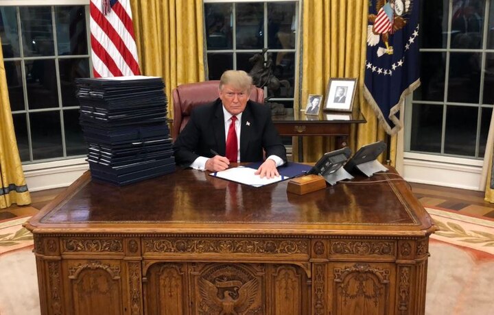 વોશિંગ્ટન: અમેરિકામાં ચાલી રહેલા શટડાઉન પછી ડેમોક્રેટ્સ અને રિપબ્લિકનમાં આરપારની લડાઇ ચાલી રહી છે. ટ્રમ્પે સોમવારે ફ્લોરિડા યાત્રા રદ્દ કરી દીધી હતી. જે બાદ તેમણે ટ્વિટ કરીને કહ્યું કે, તેઓ વ્હાઈટ હાઉસમાં એકલા પડી ગયા છે અને આંશિક રીતે ઠપ પડેલા સરકારી કામકાજને શરૂ કરવા માટે ડેમોક્રેટ્સ વાતચીત કરવા આવે તેવી રાહ જોતા રહ્યા.