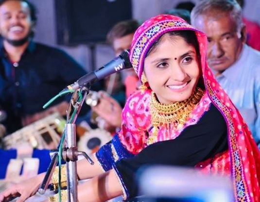 Folk singer Geeta Rabari once again in controversy, registered police complaint લોક ગાયીકા ગીતા રબારી ફરી એક વખત વિવાદમાં, નોંધાઈ પોલીસ ફરિયાદ