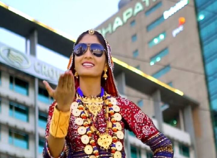 કચ્છઃ લોકપ્રિય ગીત ‘રોણા શેરમા રે....’થી માત્ર ગુજરાતમાં જ નહીં વિદેશમાં પણ જાણીતી થયેલી કચ્છની સિંગર ગીતા રબારીને વર્લ્ડ રેકોર્ડ ઇન્ડિયા બુકમાં સ્થાન મળ્યું છે. 20 મહિના પહેલા રિલીઝ થયેલા આ ગુજરાતી સોંગને 20 કરોડથી વધારે વ્યૂઝ મળ્યા છે.