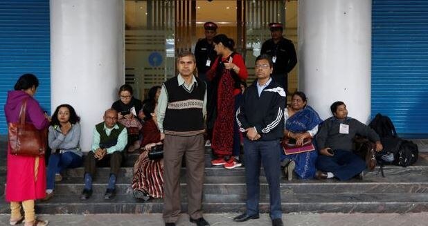 નવા વર્ષની શરૂઆત પહેલા જ બેંકો બંધ રહેવાથી લોકોને મુશ્કેલીનો સામનો કરવો પડી રહ્યો છે.