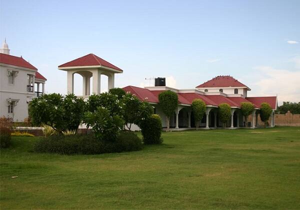 વિસ્મય શાહની સાથે તેની પત્ની પૂજા શાહ, ભાઈ ચિન્મય શાહ, વીએસ હોસ્પિટલમાં ડોક્ટર તરીકે ફરજ બજાવતા નીમા શાહ, હર્ષ મજુમદાર અને જાણીતા બિલ્ડરનો પુત્ર મંથન ગણાત્રા પણ આ મહેફિલમાં સામેલ હતો. 