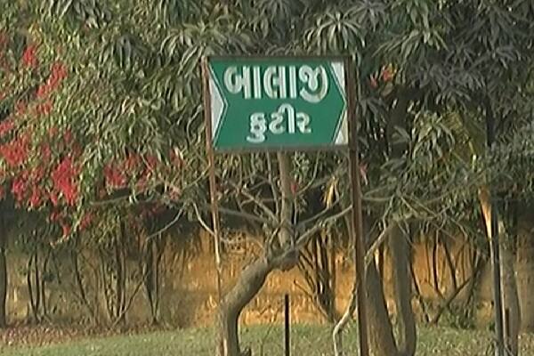 આ મામલે મળતી માહિતી પ્રમાણે મંગળવારે ગાંધીનગર એલસીબી દ્વારા અડાલજમાં આવેલી બાલાજી કુટિરમાં દરોડા પાડવામાં આવ્યા હતા. જેમાં દારૂની મહેફિલ માણતાં 6 લોકોની ધરપકડ કરવામાં આવી હતી.