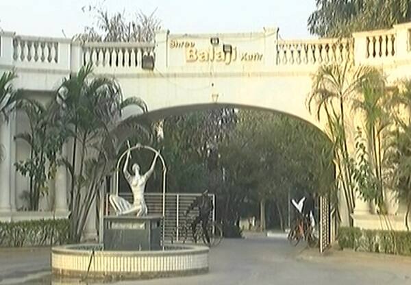 સૂત્રો પાસેથી મળતી માહિતી પ્રમાણે, વિસ્મય શાહના ગઈ 13મી ડિસેમ્બરના રોજ લગ્ન થયા હતા અને મંગળવારે ફાર્મહાઉસમાં લગ્નની પાર્ટી ચાલી રહી હતી. દારૂની મહેફિલ સાથે હુક્કાની પણ મહેફિલ ચાલી રહી હતી. વિસ્મય શાહના સંબંધી આશિષ શાહનું આ ફાર્મ હાઉસ હોવાનું જાણવા મળ્યું છે.