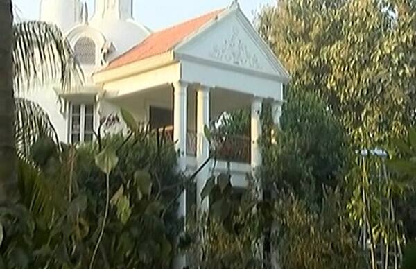 વિસ્મય શાહની સાથે તેની પત્ની પૂજા શાહ, ભાઈ ચિન્મય શાહ, વીએસ હોસ્પિટલમાં ડોક્ટર તરીકે ફરજ બજાવતા નીમા શાહ, હર્ષ મજુમદાર અને જાણીતા બિલ્ડરનો પુત્ર મંથન ગણાત્રા પણ આ મહેફિલમાં સામેલ હતો.