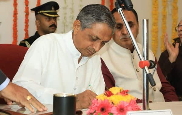 ગાંધીનગરઃ જસદણ વિધાનસભાની બેઠક પરથી કોંગ્રેસના ધારાસભ્ય તરીકે રાજીનામું આપીને એક વરસના ગાળામાં બીજી વાર જીત મેળવીને હવે ભાજપના ધારાસભ્ય બનેલા કુંવરજી બાવળીયા 3 જાન્યુઆરીએ ધારાસભ્ય તરીકે ફરી શપથ લેશે. બાવળિયાની ફરી ધારાસભ્ય પદે શપથવિધિની તૈયારી શરૂ કરાઇ છે.