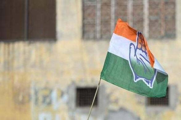 અમદાવાદઃ 2019ની લોકસભા ચૂંટણીને માટે દાવોદારોએ અત્યારથી જ કવાયત શરૂ કરી દીધી છે. કોંગ્રેસમાં ચાલુ ધારાસભ્યોએ લોકસભાની ચૂંટણી લડવાની ઈચ્છા કરી છે. 10થી વધારે ધારાસભ્યોએ અત્યારથી ટિકિટ મેળવવા મથામણ શરૂ કરી દીધી છે.