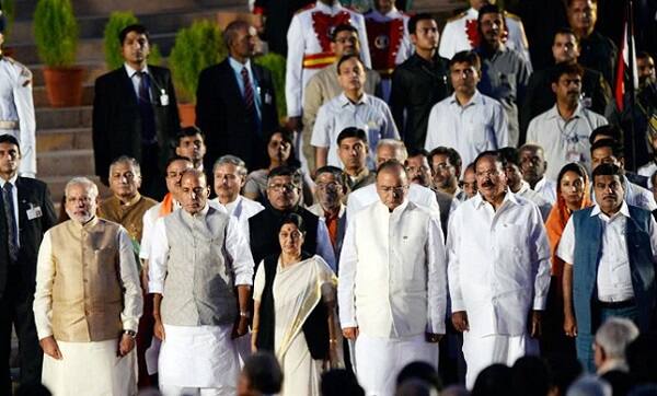 ભાજપમાં નરેન્દ્ર મોદી તેમના ભાષણો માટે જાણીતા છે અને 5 રાજ્યોમાં પ્રચારની કમાન મોદીએ જ સંભાળી હતી. નિતિન ગડકરીએ મોદી પર કટાક્ષ કરતાં જણાવ્યું હતું કે, સારુ સારુ બોલવાથી કે ભાષણો આપવાથી ચૂંટણી નથી જીતી શકાતી, તમે ગમે તેટલા વિદ્વાન હો છતાં લોકો તમને મત ન આપે એવું બને.