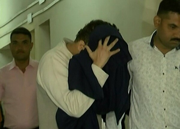 વિસ્મય શાહની સાથે તેની પત્ની પૂજા શાહ, ભાઈ ચિન્મય શાહ, વીએસ હોસ્પિટલમાં ડોક્ટર તરીકે ફરજ બજાવતા નીમા શાહ, હર્ષ મજુમદાર અને જાણીતા બિલ્ડરનો પુત્ર મંથન ગણાત્રા પણ આ મહેફિલમાં સામેલ હતો. આ ઉપરાંત આ પાર્ટીમાં એક રશિયન યુવતી પણ સામેલ હતી.