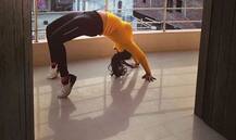 આ હૉટ એક્ટ્રેસના બાલકની યોગાએ ઇન્ટરનેટ પર મચાવી ધમાલ, તસવીરો વાયરલ