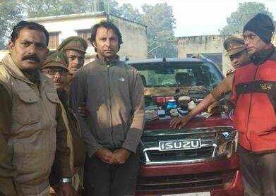 નવી દિલ્હીઃ ભારતના આંતરરાષ્ટ્રીય ગોલ્ફર શૂટર જ્યોતિ સિંહ રંધાવાની ધરપકડ કરવામાં આવી છે. વન વિભાગની ટીમે તેને ઉત્તર પ્રદેશના બહરાઇચના કતર્નિયાઘાટમાં ગેરકાયદે શિકાર કરતી વખતે ધરપકડ કરી છે. તેની ગાડીમાંથી A .22 રાઇફલ પણ મળી આવી છે. 