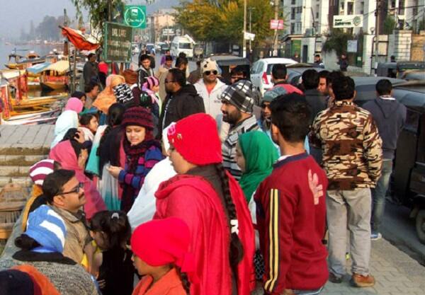 ઉલ્લેખનિય છે કે ગુજરાતમાં ઉત્તર પૂર્વિય દિશા તરફથી ઠંડા સુકા પવન બે દિવસથી ફુંકાઇ રહ્યો છે. જેના કારણે ગુજરાતનાં મોટા ભાગના શહેરનું લઘુતમ અને મહત્તમ તાપમાનમાં બેથી ત્રણ ડિગ્રી તાપમાન ઘટવાની શક્યતાઓ જોવા મળી રહી છે. આગામી 24 કલાક દરમિયાન કોલ્ડ વેવની આગાહી છે.