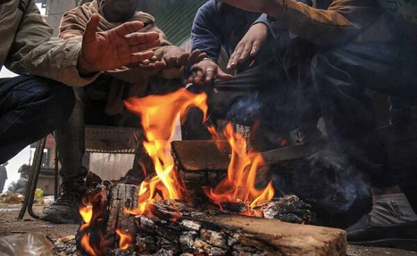 તાપમાન વિભાગની આગાહી પ્રમાણે હજુ બે દિવસ એટલે બુધવાર અને ગુરુવારે કોલ્ડવેવની આગાહી કરવામાં આવી છે. તારીખ 26 અને 27 ડિસેમ્બરે ઠંડી વધારે પડે તેવી શક્યતાઓ છે.