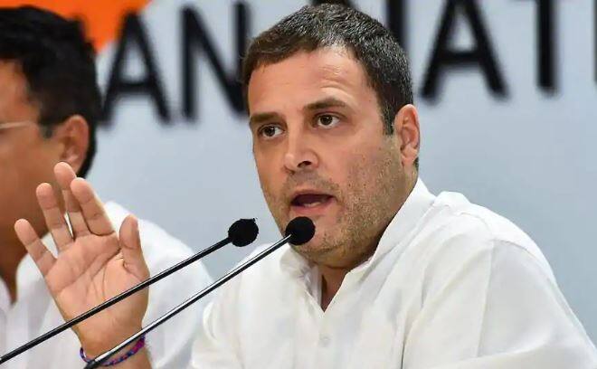  નવી દિલ્હી: કોંગ્રેસ અધ્યક્ષ રાહુલ ગાંધીએ એક વખત ફરી વડાપ્રધાન નરેન્દ્ર મોદી પર નિશાન સાધ્યું છે. મેઘાયલની જૈતિયા હિલ્સ સ્થિત કોલસાની ખાણમાં છેલ્લા 13 દિવસોથી ફસાયેલાં 15 સગીરો તમામ પ્રયાસો બાદ પણ બચાવ ટીમની પહોંચથી દૂર છે. જેને લઈને રાહુલે કટાક્ષ કરતા પીએમ મોદીને કહ્યું કે કેમેરા સામે પોઝ આપવા કરતાં મજૂરોને બચાવવામાં આવે. 