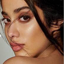 જાહન્વી કપૂરે સ્ટાઇલિશ અંદાજમાં કરાવ્યુ ફોટોશૂટ, તસવીરો જોઇને રહી જશો દંગ