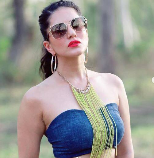 મુંબઈ: બોલીવૂડ સ્ટાર્સ સલમાન ખાન, પ્રિંયકા ચોપરા, દિપીકા પાદૂકોણ જેવી સેબિબ્રિટીઓને પાછળ છોડી સની લિયોની ગૂગલ સર્ચમાં નંબર વન સેલિબ્રિટી બની છે. પોર્ન ઈન્ડસ્ટ્રીને છોડી બોલીવૂડમાં કરિયરની શરૂઆત કરનારી અભિનેત્રી સની લિયોનીએ ફેન્સના દિલ પર જગ્યા બનાવી રાખી છે. 2018ની સૌથી વધુ સર્ચ થતી ગૂગલ સેલિબ્રિટીમાં સની લિયોને પ્રથમ ક્રમ મેળવ્યો છે. સની લિયોનીને આ વર્ષ ગૂગલ પર સૌથી વધારે સર્ચ કરવામાં આવી હતી.