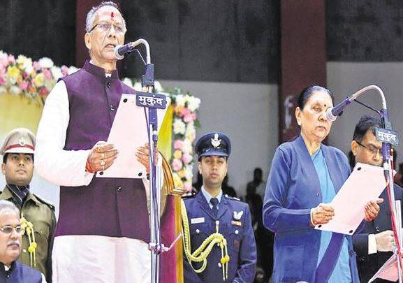 રાયપુર: છત્તીસગઢના મુખ્યમંત્રી ભૂપેશ બધેલે પોતાના મંત્રીઓ વચ્ચે ખાતાઓની ફાળવણી કરી દિધી છે. ટીએસ સિંહદેવને સ્વાસ્થ મંત્રાલયની સાતે પંચાયત,યોજના આર્થિક અને વાણિજ્ય વિભાગ આપવામાં આવ્યો છે. તામ્રધ્વજ સાહૂને ગૃહમંત્રી બનાવવામાં આવ્યા છે. તેમજ પર્યટન અને સાસ્કૃતિક વિભાગ પણ તેમની પાસે રહેશે. કવાસી લખ્મા જેઓ ક્યારેય સ્કૂલ નથી ગયા, તેમને વાણિજ્ય અને ઉદ્યોગ વિભાગ આપવામાં આવ્યો છે. 