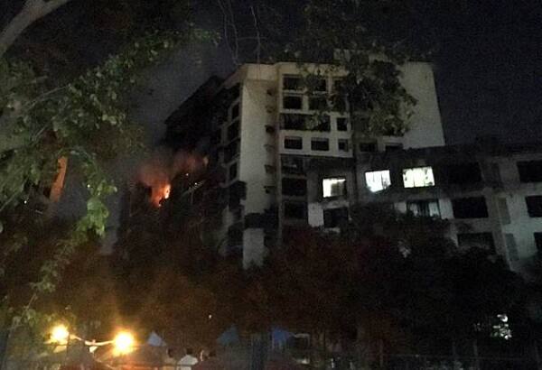 આ આગ ગણેશ ગાર્ડન પાસે ચેમ્બુરની સરગમ સોસાયટીના 14માં માળે સાંજે 7.51 કલાકે લાગી હતી. અધિકારીઓ તેને લેવલ-3 સ્તરની ગંભીર આગ જાહેર કરી હતી. આગ કયા કારણોસર લાગી તેનું કારણ સામે હજુ સુધી આવ્યું નથી.